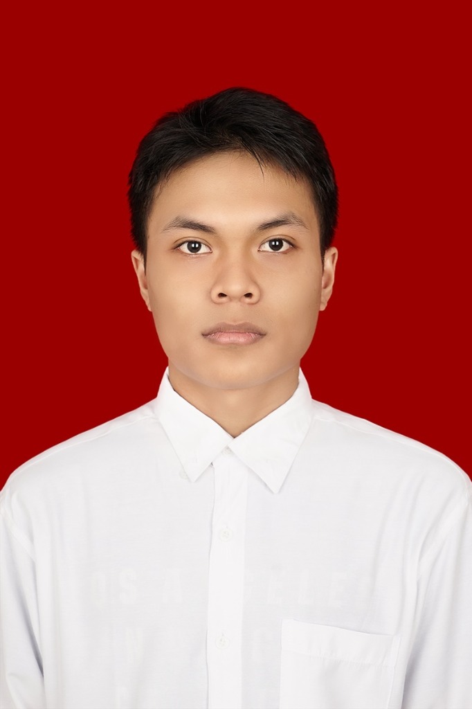 Foto setengah badan Fauzi Abdillah dengan latar belakang merah dan pakaian formal